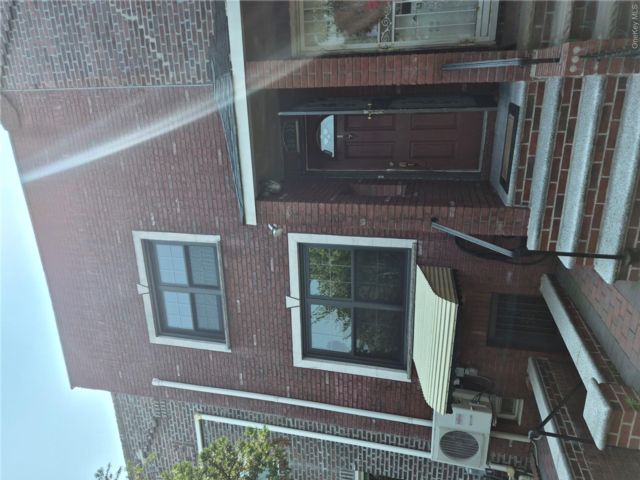  2 BR,  2.00 BTH &nbsp;Colonial style home in Astoria