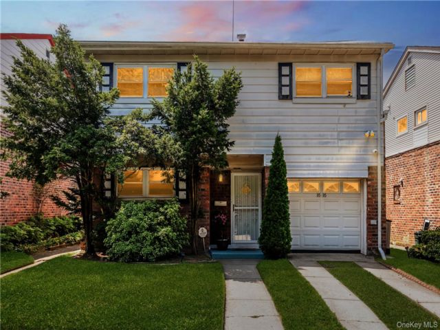  3 BR,  2.00 BTH &nbsp;Split level style home in Bayside