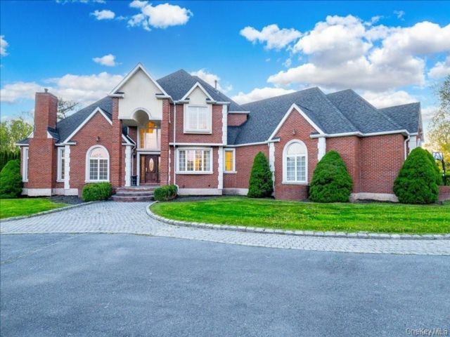  5 BR,  9.00 BTH &nbsp;Colonial style home in Middletown