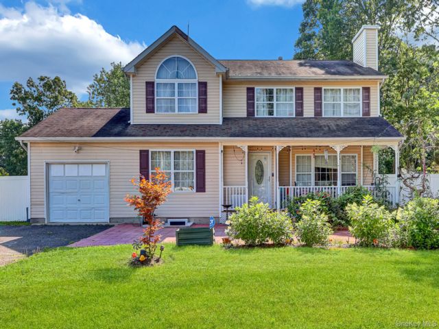  5 BR,  4.00 BTH &nbsp;Colonial style home in Selden