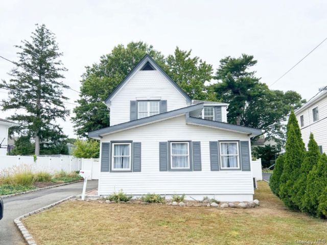  3 BR,  3.00 BTH &nbsp;A-frame style home in Syosset