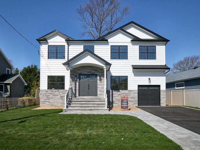  5 BR,  3.00 BTH &nbsp;Colonial style home in North Merrick