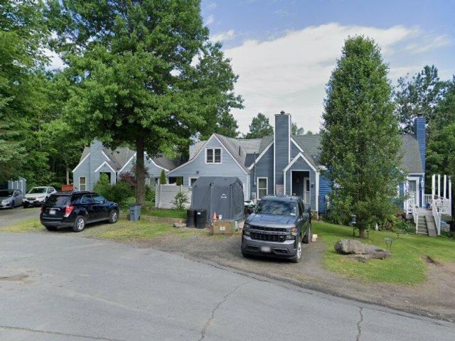  4 BR,  3.00 BTH &nbsp;House style home in Woodridge