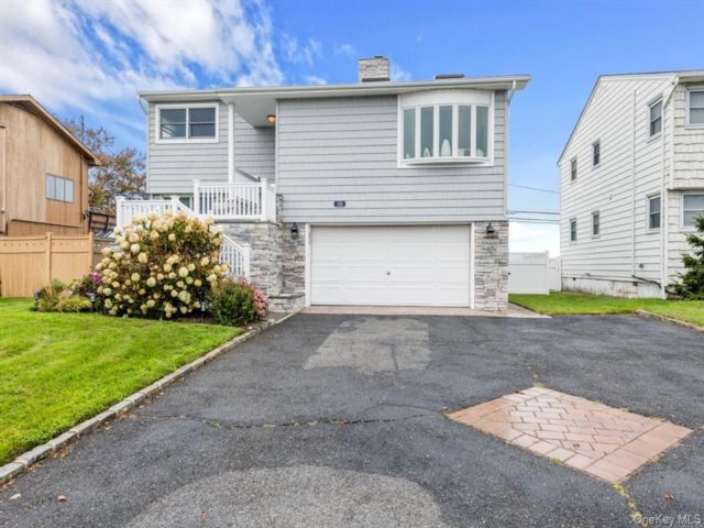  4 BR,  2.00 BTH &nbsp;Split level style home in Lido Beach