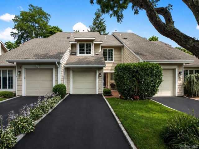  3 BR,  3.00 BTH &nbsp;Condo style home in Bay Shore