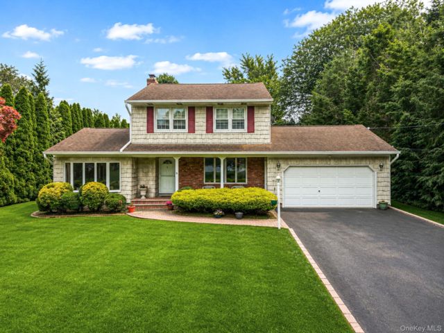  4 BR,  2.00 BTH &nbsp;Colonial style home in East Northport