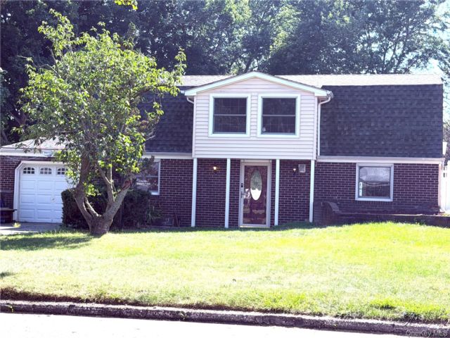  4 BR,  2.00 BTH &nbsp;Colonial style home in Stony Brook