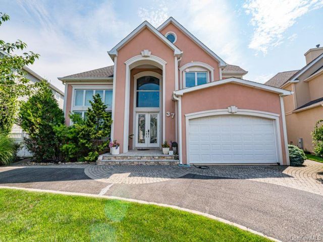  6 BR,  6.00 BTH &nbsp;Colonial style home in Seaford