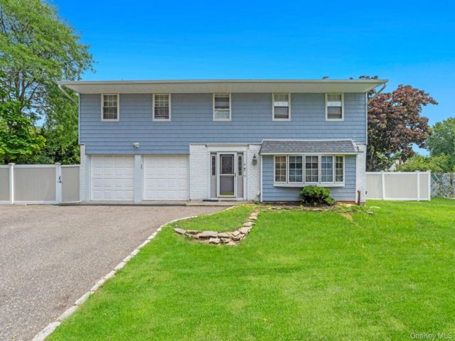  5 BR,  4.00 BTH &nbsp;Colonial style home in Mount Sinai