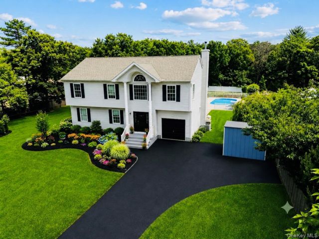  7 BR,  4.00 BTH &nbsp;Colonial style home in Medford