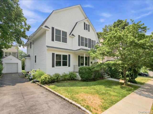  4 BR,  3.00 BTH &nbsp;Colonial style home in Mamaroneck