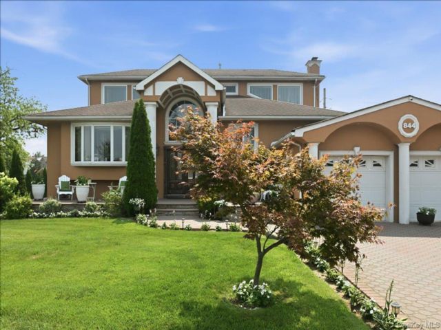  7 BR,  4.00 BTH &nbsp;Split level style home in North Woodmere