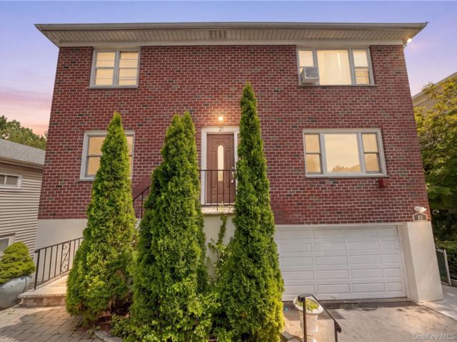  8 BR,  5.00 BTH &nbsp;House style home in Yonkers