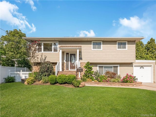  5 BR,  3.00 BTH &nbsp;Hi ranch style home in Merrick