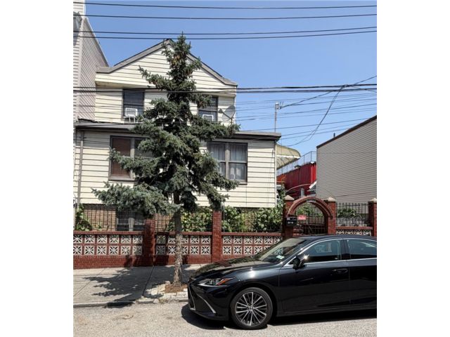  4 BR,  3.00 BTH &nbsp;Colonial style home in Maspeth