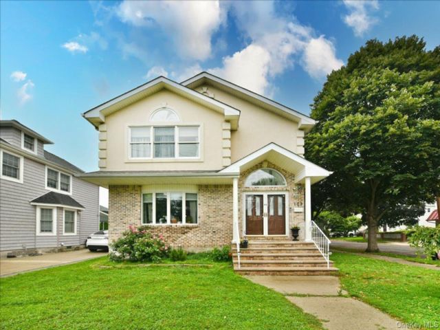  5 BR,  4.00 BTH &nbsp;Colonial style home in Floral Park
