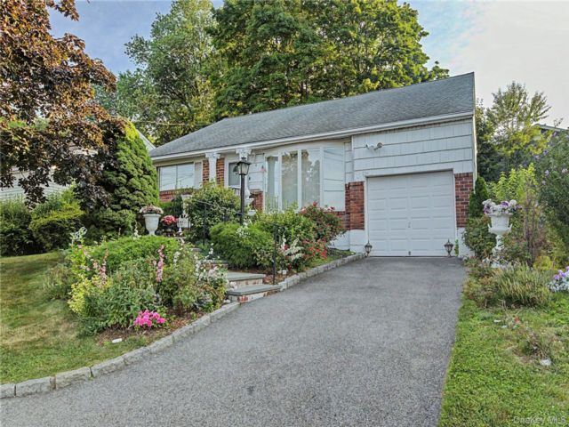  3 BR,  1.00 BTH &nbsp;Cape cod style home in Yonkers