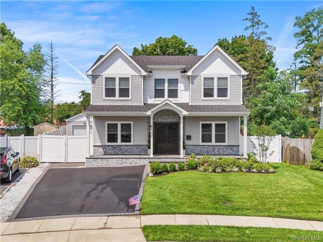  5 BR,  4.00 BTH &nbsp;Colonial style home in Bethpage