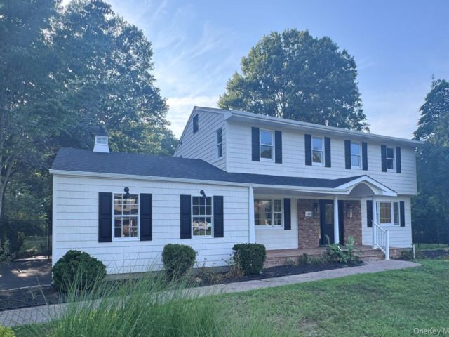  4 BR,  3.00 BTH &nbsp;Colonial style home in Great River