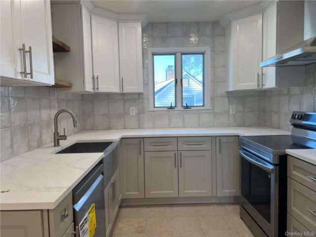  3 BR,  1.00 BTH &nbsp;Includes legal  style home in Williston Park