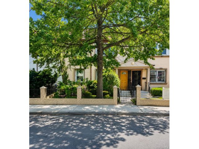  4 BR,  3.00 BTH &nbsp;House style home in Forest Hills