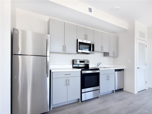  2 BR,  1.00 BTH &nbsp;Contemporary style home in Yonkers