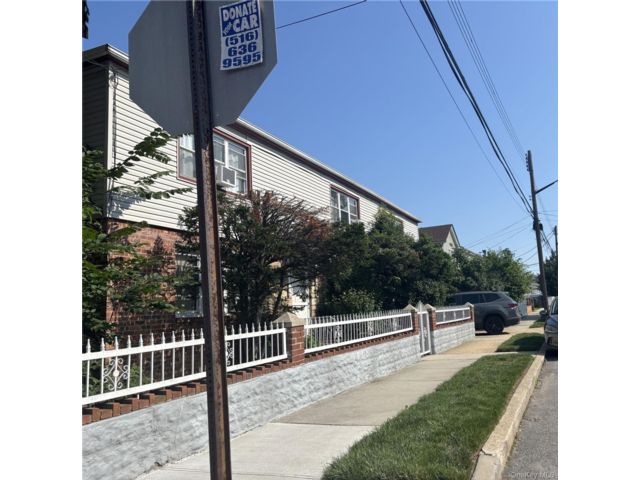  2 BR,  1.00 BTH &nbsp;Exp cape style home in Queens Village