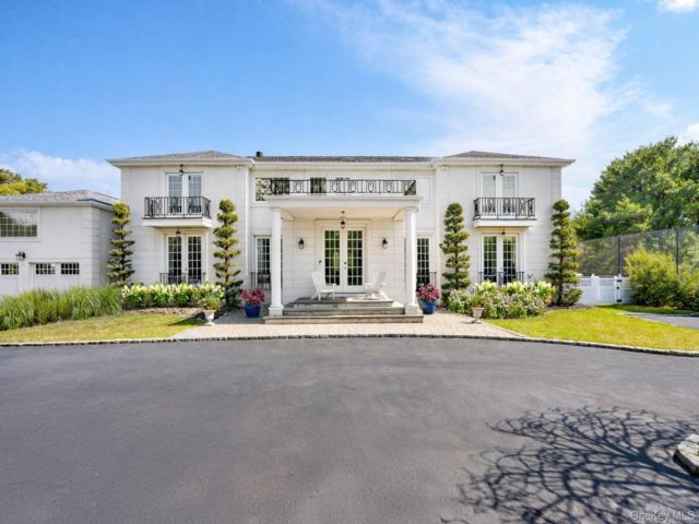  4 BR,  6.00 BTH &nbsp;Mediterranean style home in East Quogue