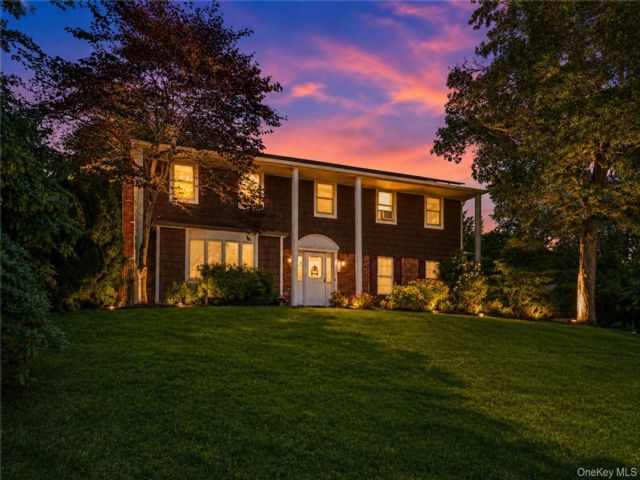  4 BR,  3.00 BTH &nbsp;Colonial style home in Lake Grove