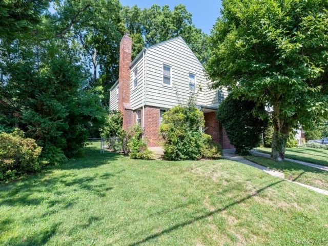  4 BR,  2.00 BTH &nbsp;Colonial style home in Hollis Hills