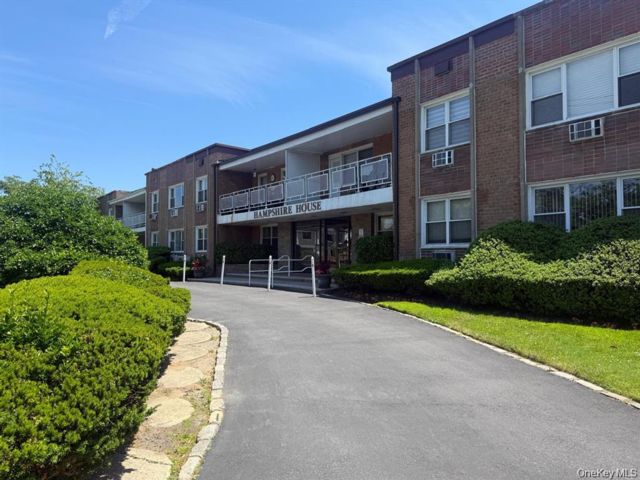  1 BR,  2.00 BTH &nbsp;Mid rise style home in Cedarhurst