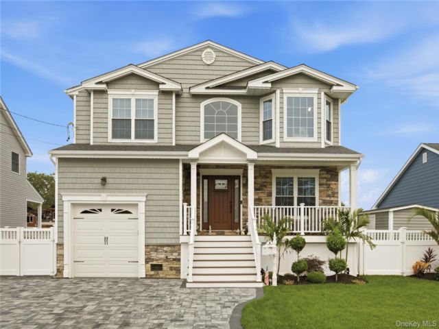  4 BR,  3.00 BTH &nbsp;Colonial style home in Amityville