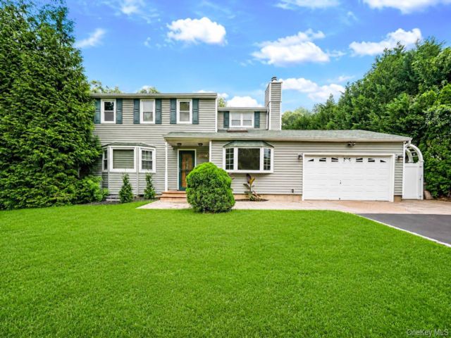  4 BR,  3.00 BTH &nbsp;Colonial style home in Ridge