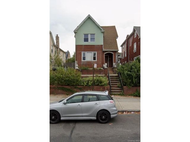  4 BR,  2.00 BTH &nbsp;Colonial style home in Jamaica