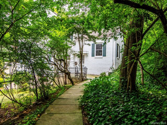  4 BR,  4.00 BTH &nbsp;Contemporary style home in Riverdale