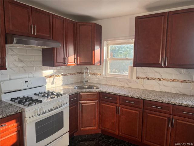  1 BR,  1.00 BTH &nbsp;Full floor apar style home in Queens Village
