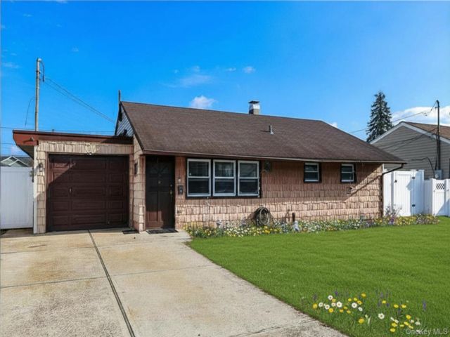  4 BR,  1.00 BTH &nbsp;Ranch style home in Bethpage