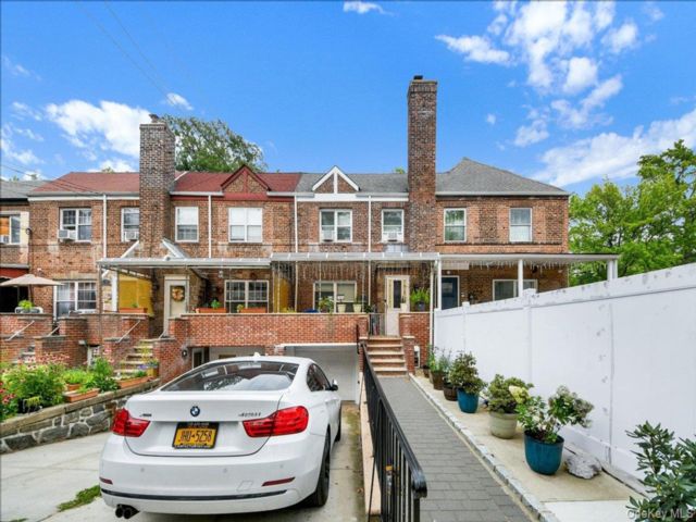  3 BR,  3.00 BTH &nbsp;Modern style home in Pilgrim
