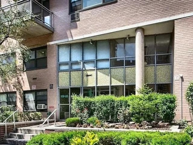  2 BR,  2.00 BTH &nbsp;Mid rise style home in Forest Hills