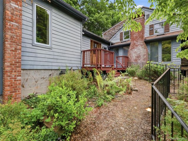  5 BR,  3.00 BTH &nbsp;Farmhouse style home in Stone Ridge