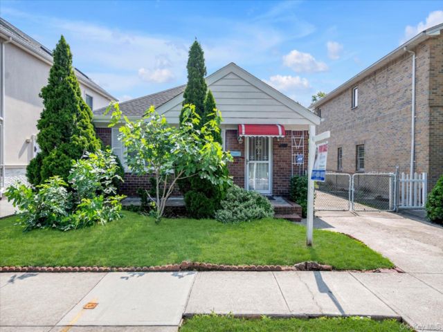  3 BR,  3.00 BTH &nbsp;Ranch style home in Fresh Meadows