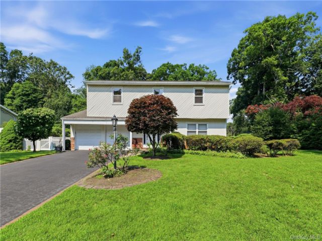  4 BR,  3.00 BTH &nbsp;Colonial style home in Hauppauge
