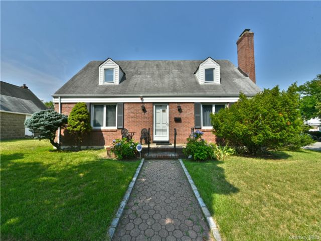  4 BR,  3.00 BTH &nbsp;Cape cod style home in Fresh Meadows