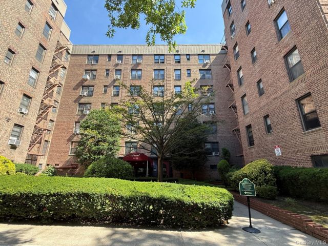  2 BR,  1.00 BTH &nbsp;Mid rise style home in Woodhaven