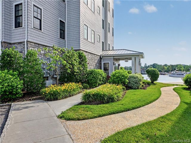  3 BR,  3.00 BTH &nbsp;Mid rise style home in New Rochelle