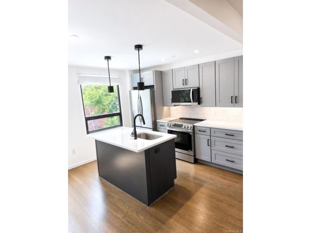  3 BR,  2.00 BTH &nbsp;Includes legal  style home in Astoria
