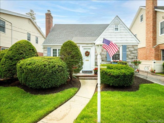  3 BR,  1.00 BTH &nbsp;Cape cod style home in West Hempstead