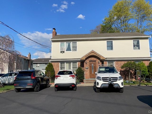  3 BR,  2.00 BTH &nbsp;Colonial style home in Syosset
