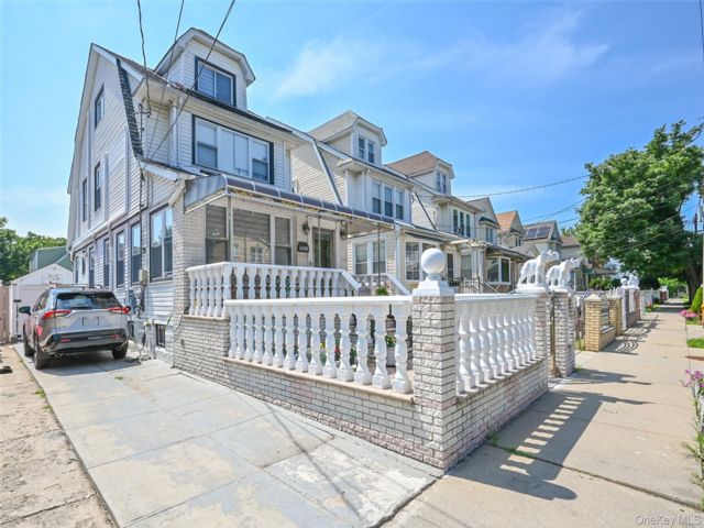  4 BR,  3.00 BTH &nbsp;Colonial style home in Jamaica