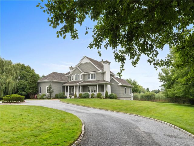  4 BR,  5.00 BTH &nbsp;Colonial style home in Westhampton Beach
